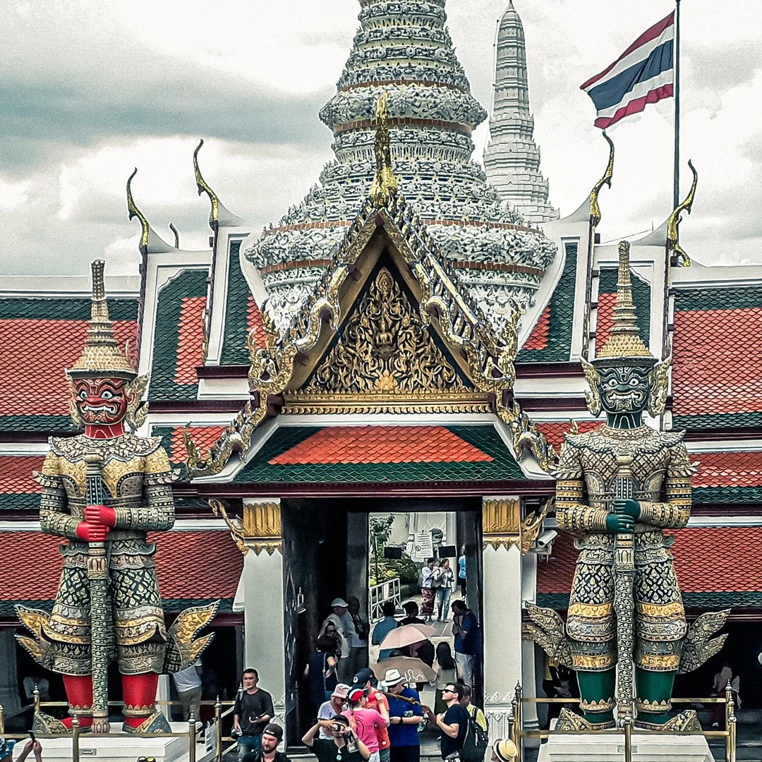 Photo 1 from Benjamin Simier’s Instagram post: Giants at the Wat Phra kaew, in Thai : วัดพระศรีรัตนศาสดาราม, or Temple of the Emerald Buddha at Bangkok in Thailand 🇹🇭