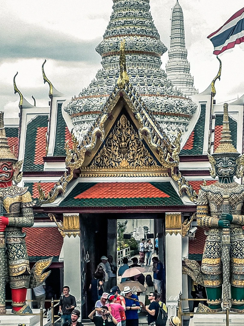 Photo 1 from Benjamin Simier’s Instagram post: Giants at the Wat Phra kaew, in Thai : วัดพระศรีรัตนศาสดาราม, or Temple of the Emerald Buddha at Bangkok in Thailand 🇹🇭