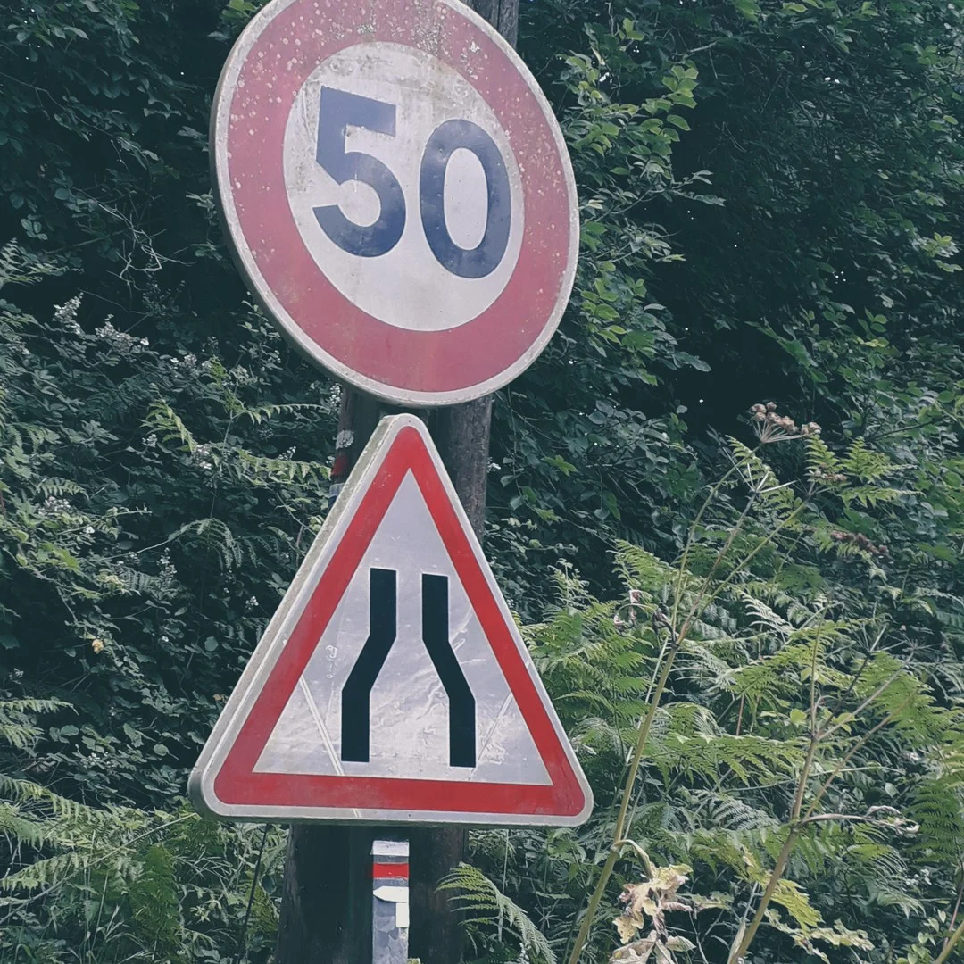 Photo 1 from Benjamin Simier’s Instagram post: "La vie est une longue route jalonnée de panneaux indicateurs, alors tu sais, quand tu traces ta route, t'as pas besoin de te poser des tonnes de questions. Évi