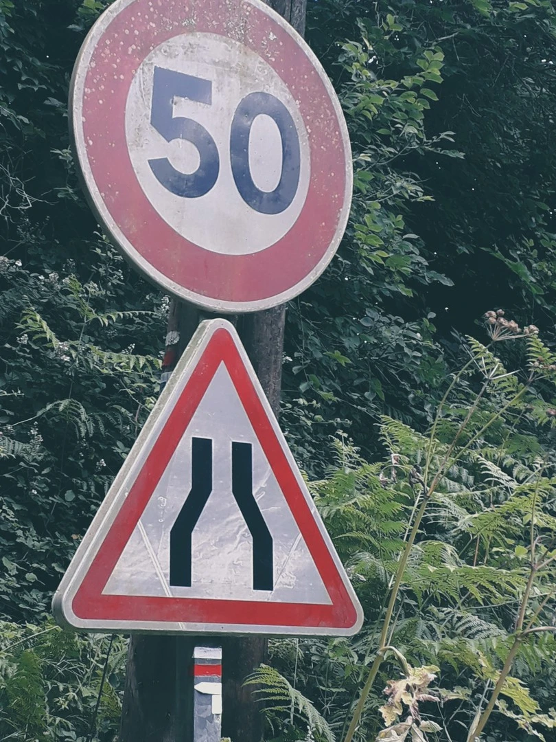 Photo 1 from Benjamin Simier’s Instagram post: "La vie est une longue route jalonnée de panneaux indicateurs, alors tu sais, quand tu traces ta route, t'as pas besoin de te poser des tonnes de questions. Évi