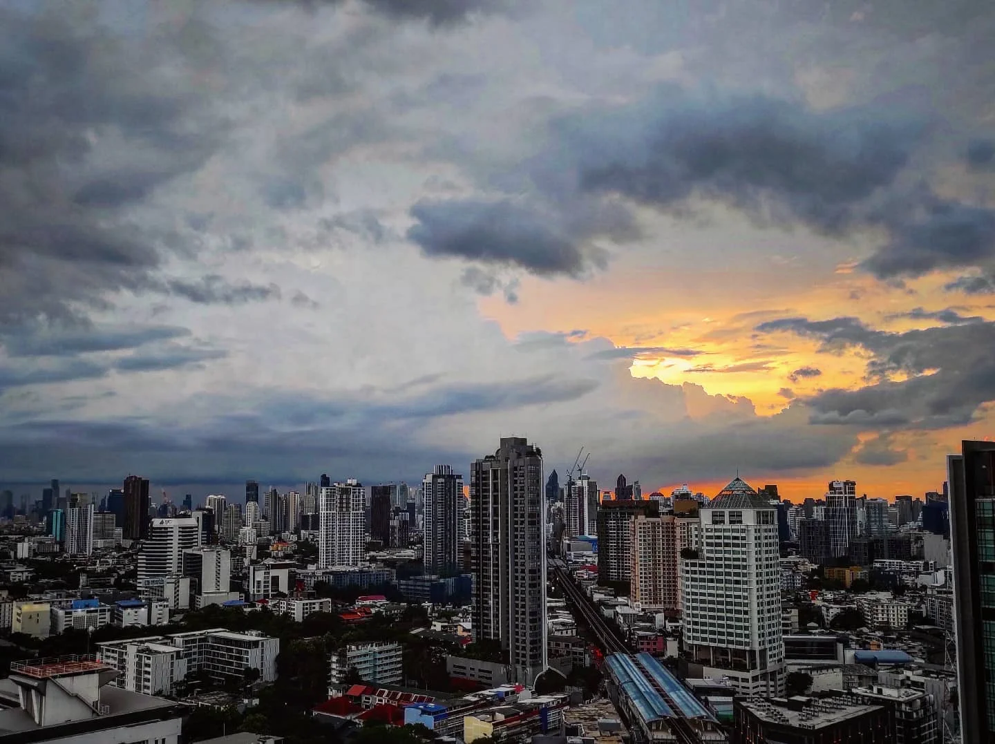 Photo 1 from Benjamin Simier’s Instagram post: Fire sky from the balcony in Bangkok 😍