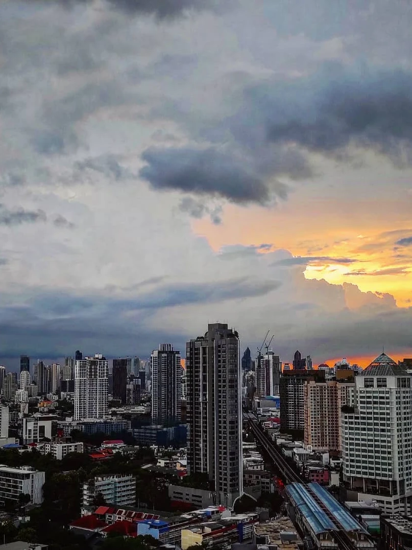 Photo 1 from Benjamin Simier’s Instagram post: Fire sky from the balcony in Bangkok 😍