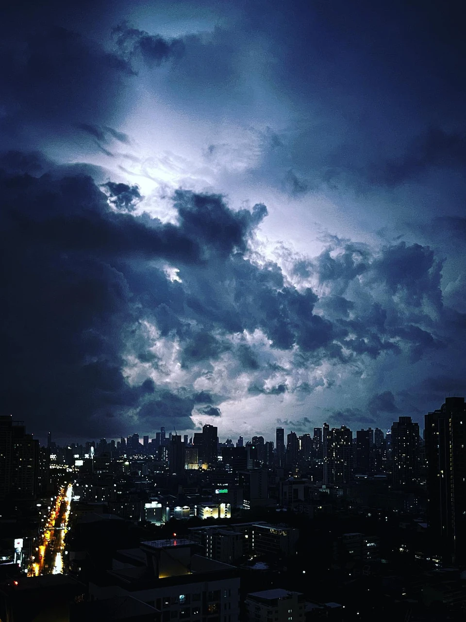 Photo 1 from Benjamin Simier’s Instagram post: Lightning ⚡️ at Bangkok, Thailand 🇹🇭