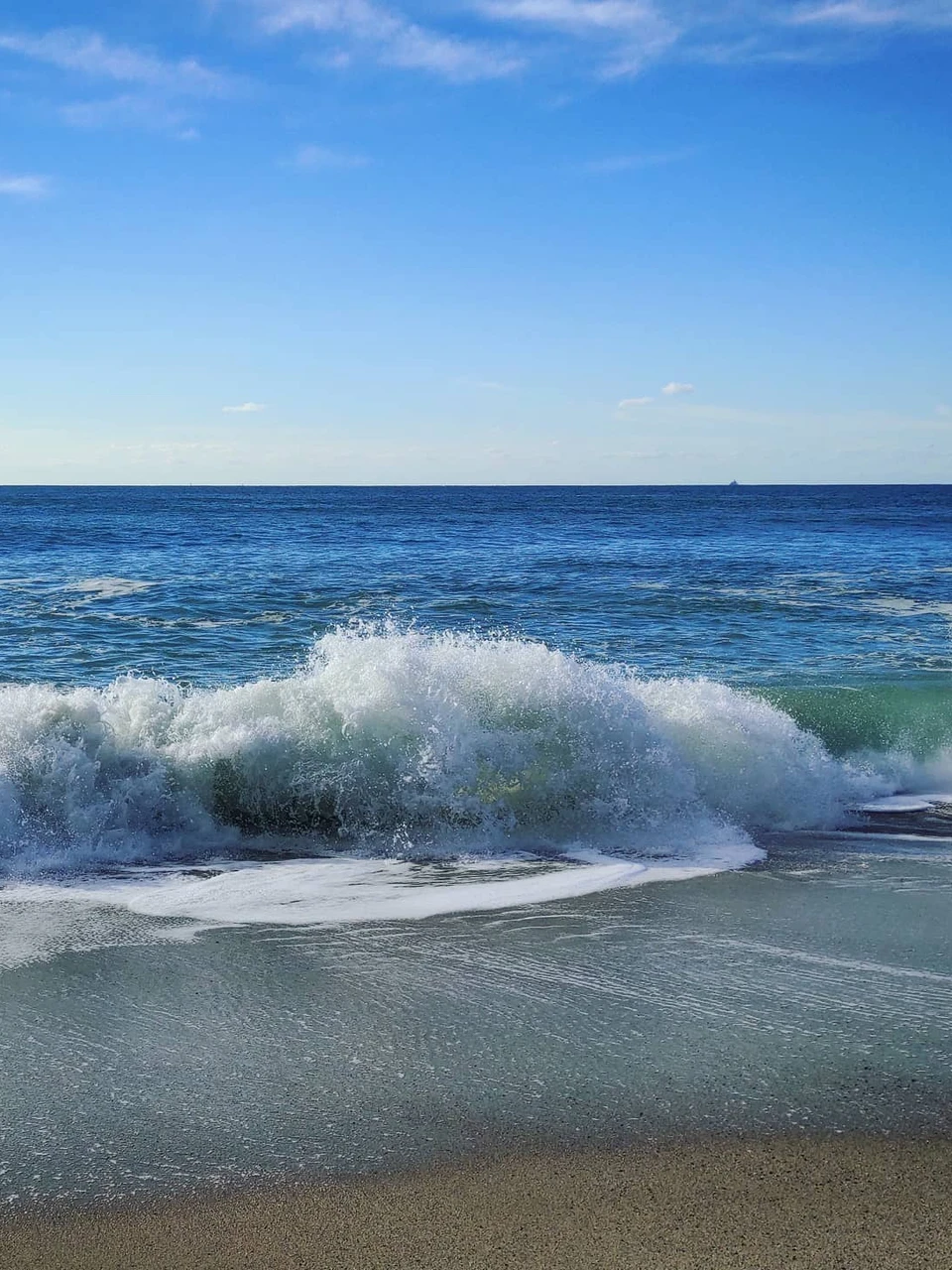 Photo 1 from Benjamin Simier’s Instagram post: The wave in the sea in Bretagne, France 🌊🌊 🇫🇷