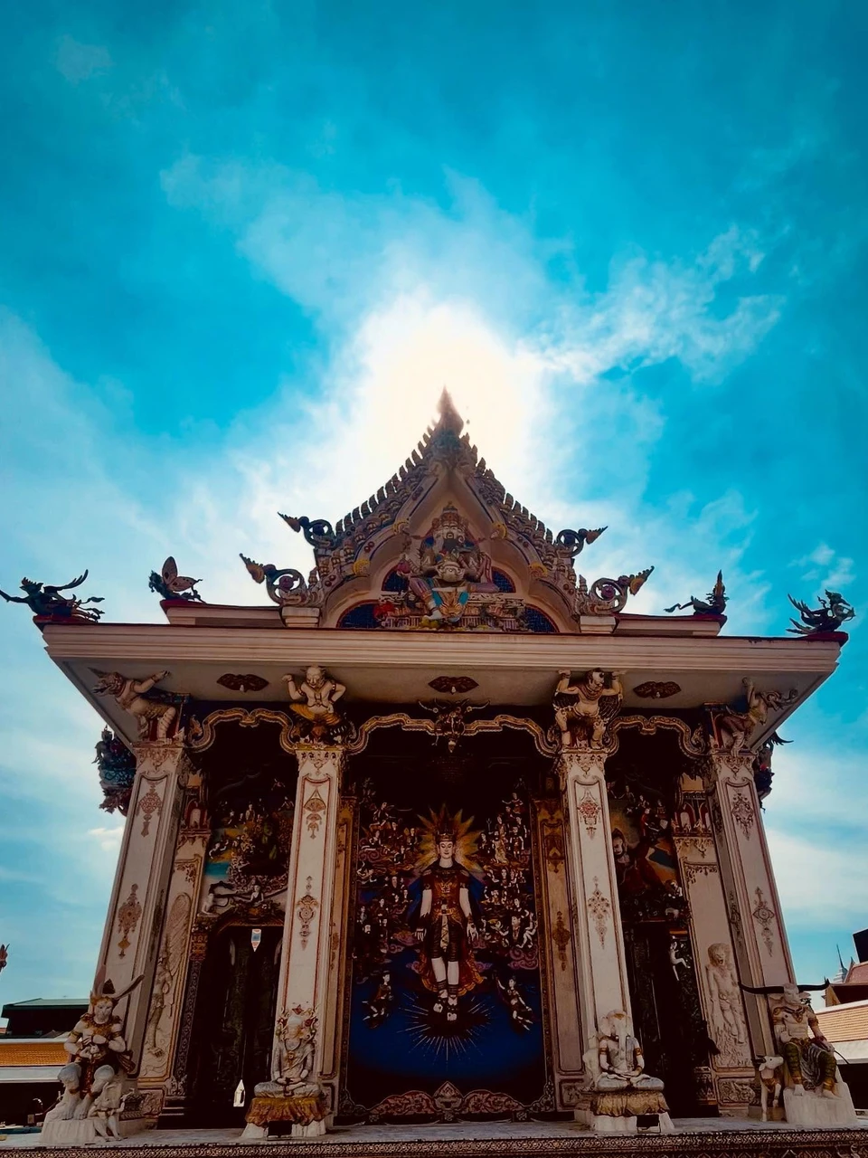 Photo 1 from Benjamin Simier’s Instagram post: Thailand Temple 🇹🇭