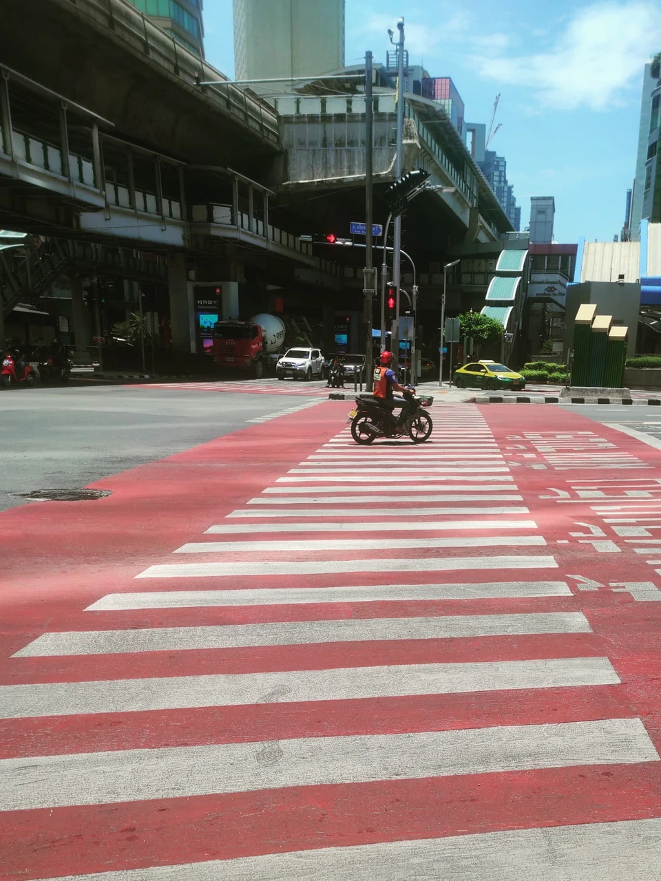 Photo 1 from Benjamin Simier’s Instagram post: Asok while the COVID-19 🇹🇭