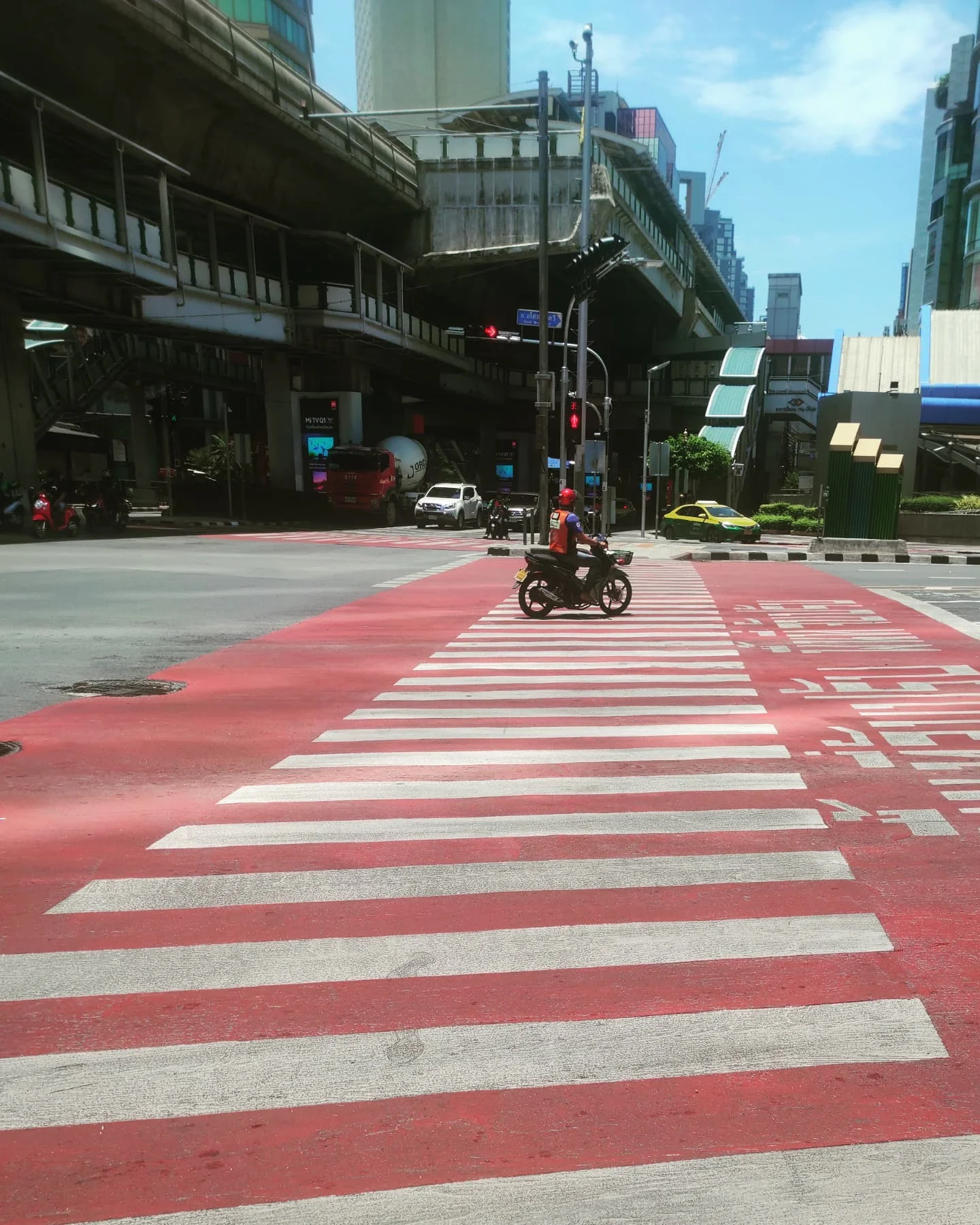 Photo 1 from Benjamin Simier’s Instagram post: Asok while the COVID-19 🇹🇭