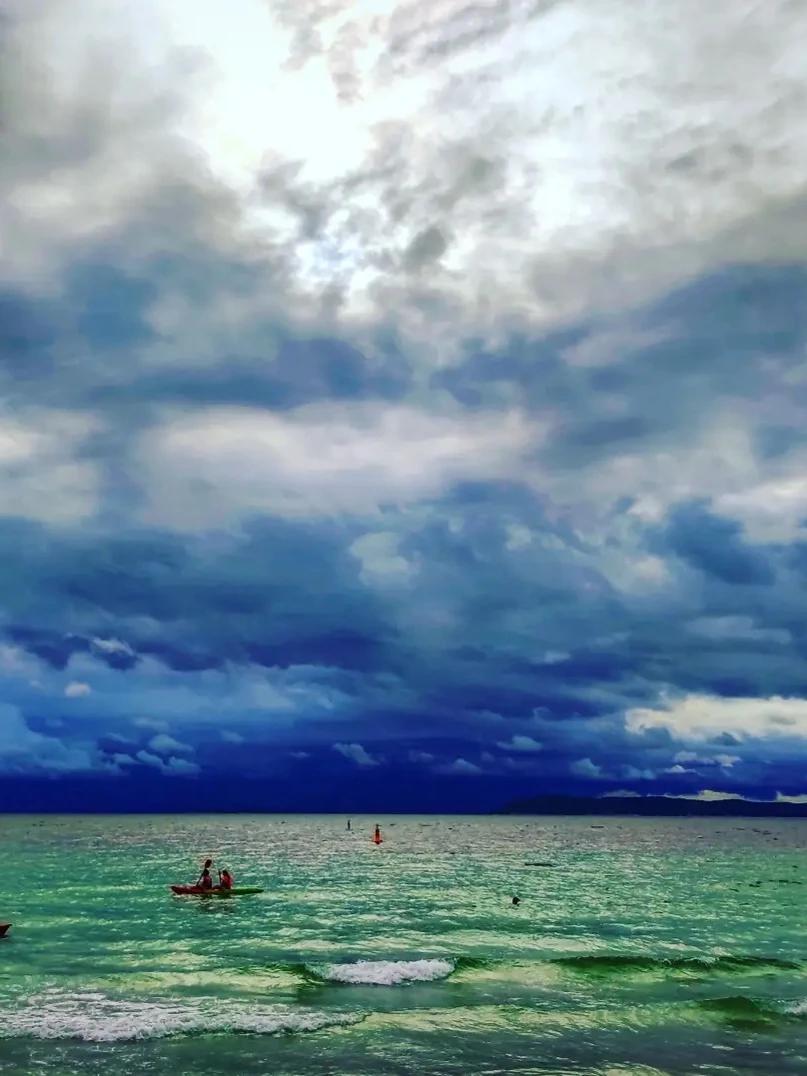 Photo 1 from Benjamin Simier’s Instagram post: Everyone on the beach saw the sky like this but nobody though: "maybe need to move before raining"... 15min after this photo 🌧️🌧️🌧️