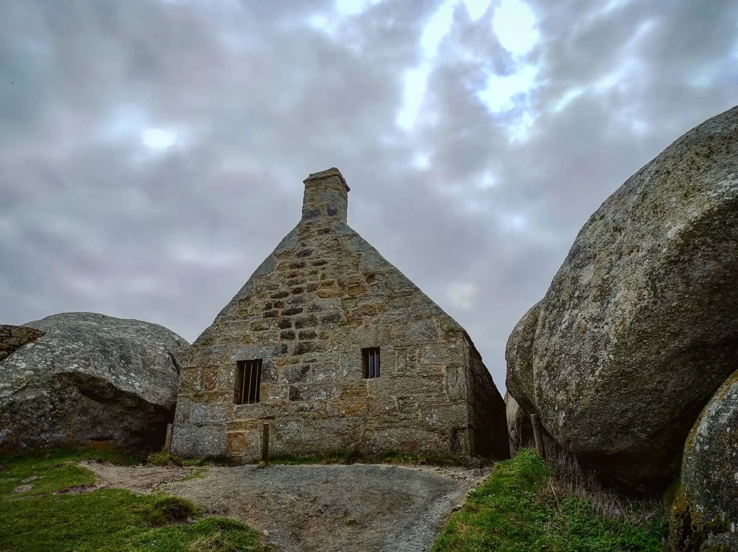 Photo 1 from Benjamin Simier’s Instagram post: A small stone house between the rocks in Meneham - Bretagne, France 🇫🇷 🏠