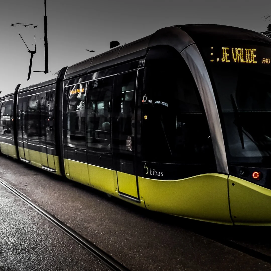 Photo 1 from Benjamin Simier’s Instagram post: Black and green tram of Brest in Bretagne, France, under a raining sky 🇫🇷🚡