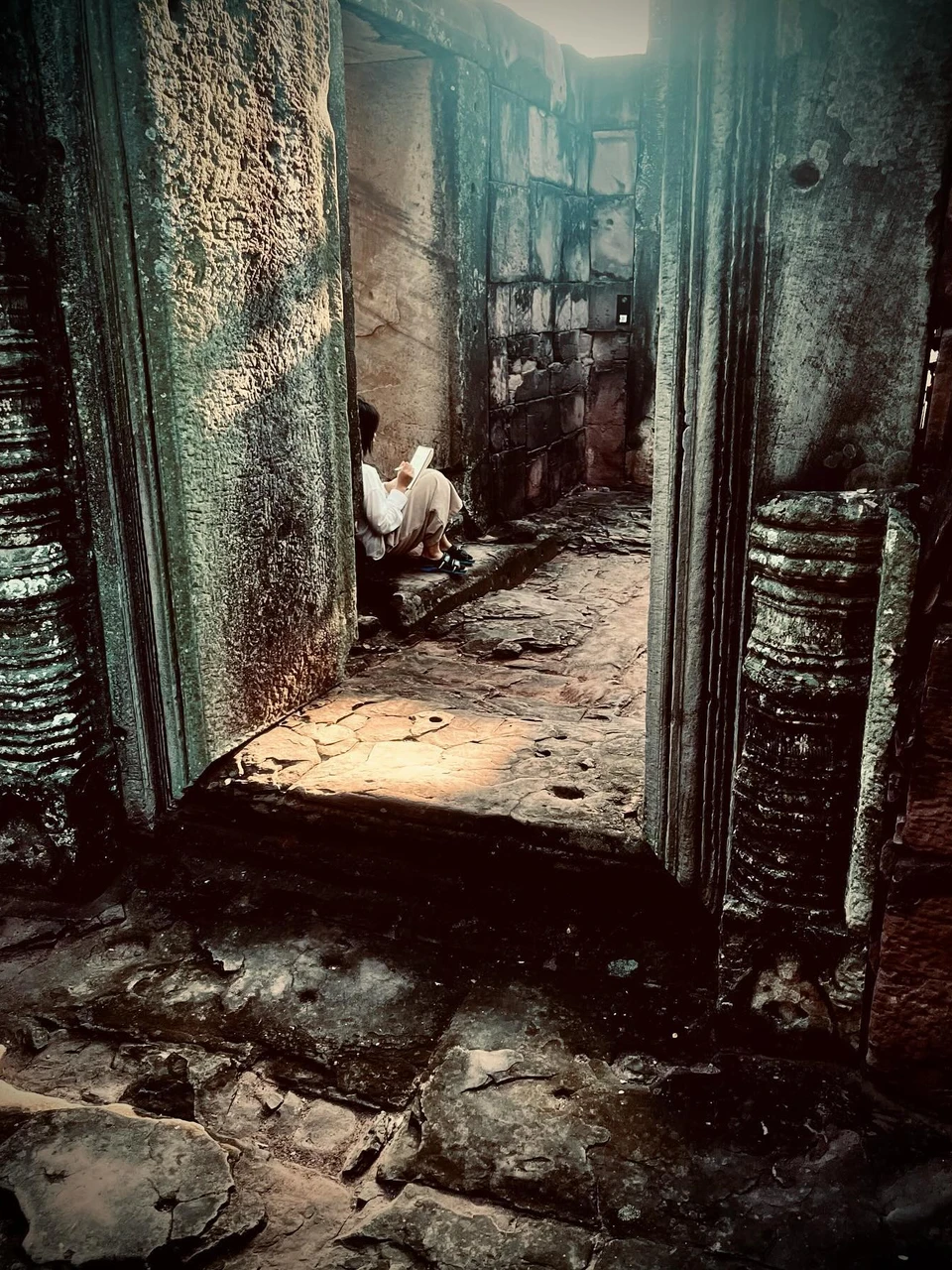 Photo 1 from Benjamin Simier’s Instagram post: Drawing in the ruins of a temple in Thailand 🇹🇭