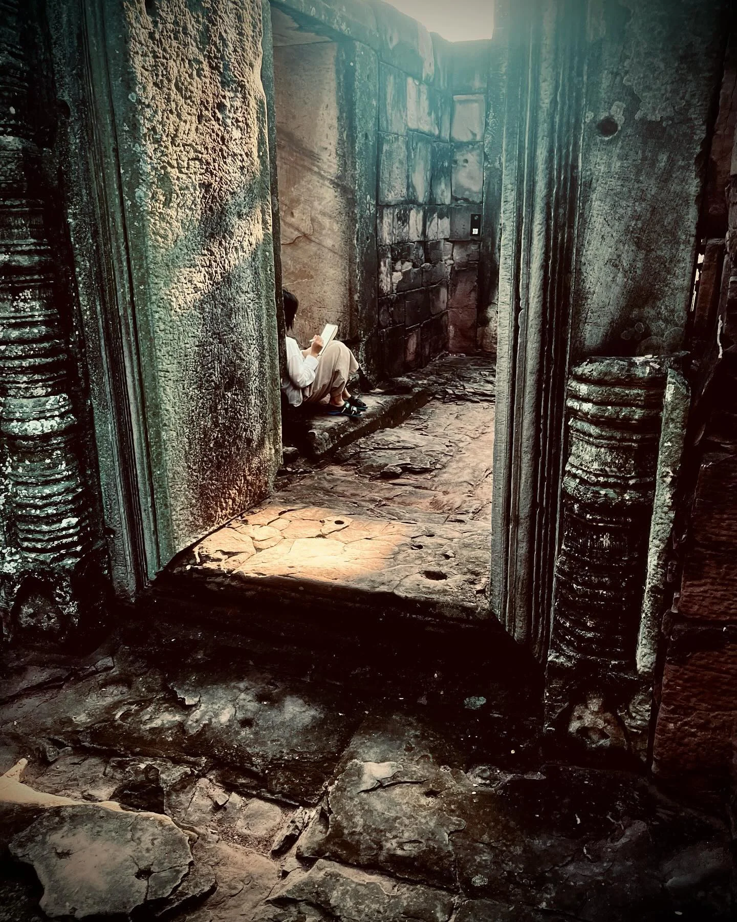 Photo 1 from Benjamin Simier’s Instagram post: Drawing in the ruins of a temple in Thailand 🇹🇭