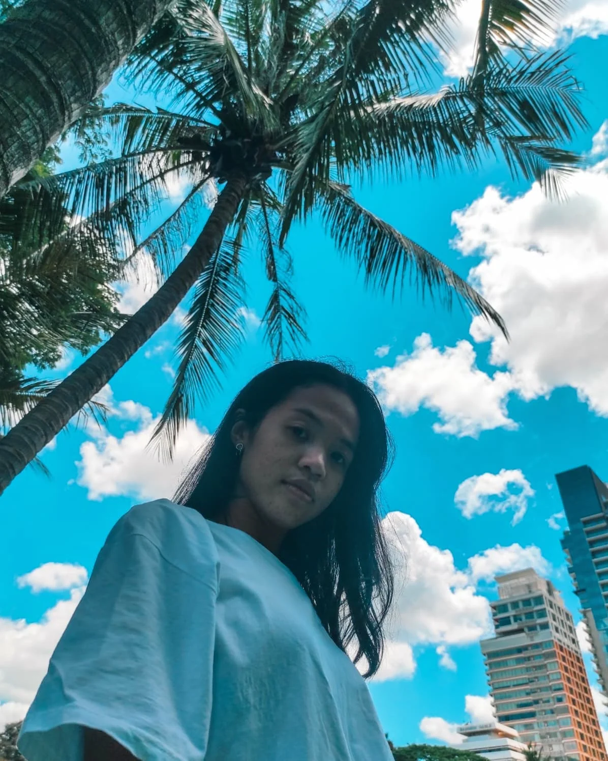 Photo 1 from Benjamin Simier’s Instagram post: Pretty Thai girl under a beautiful sky 🇹🇭