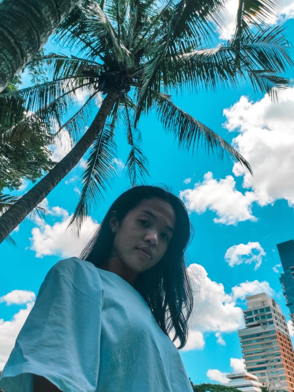 Photo 1 from Benjamin Simier’s Instagram post: Pretty Thai girl under a beautiful sky 🇹🇭