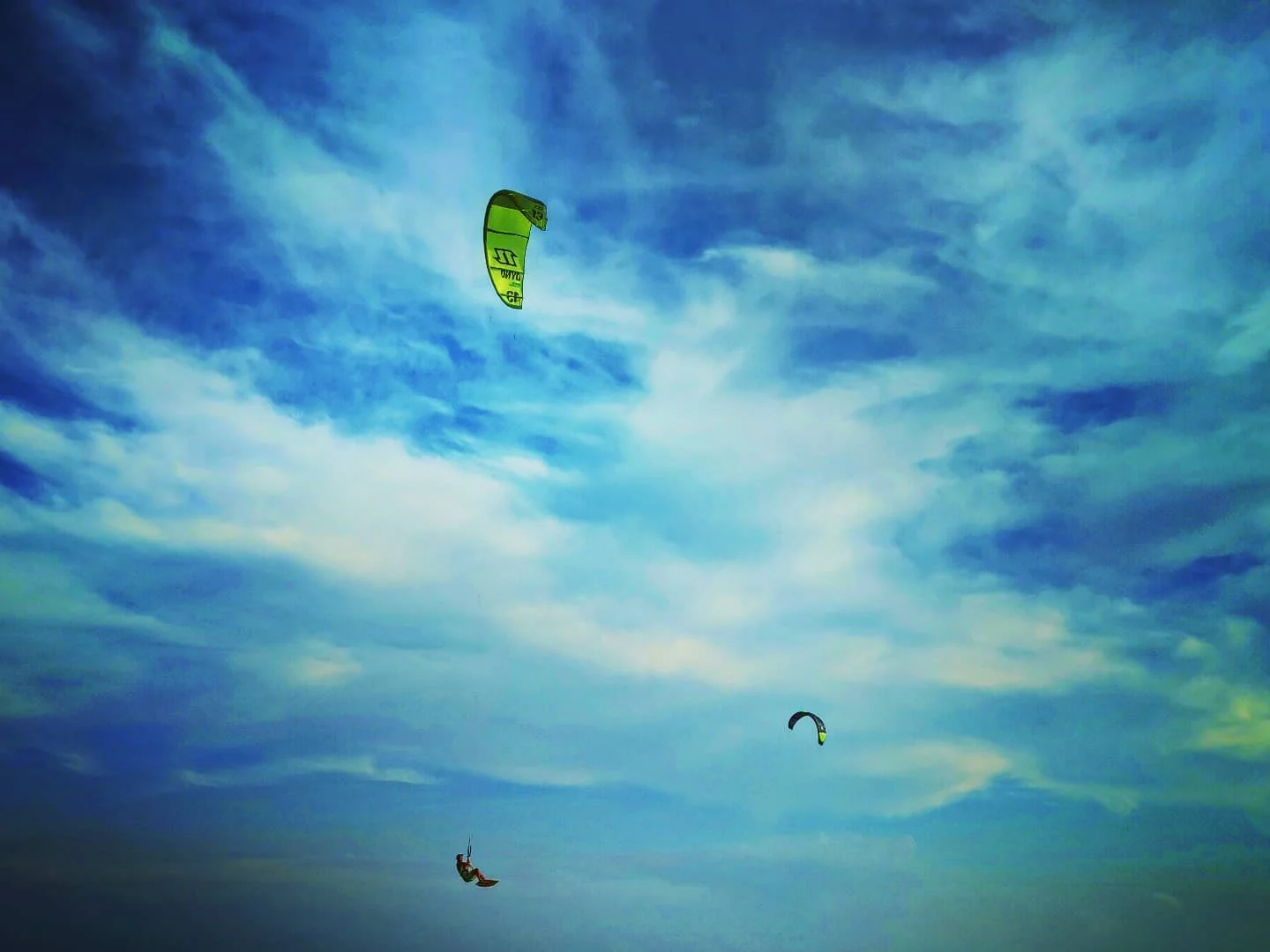 Photo 1 from Benjamin Simier’s Instagram post: Kitesurf at Chumphon beach under a amazing sky, Thailand 🇹🇭 🌊