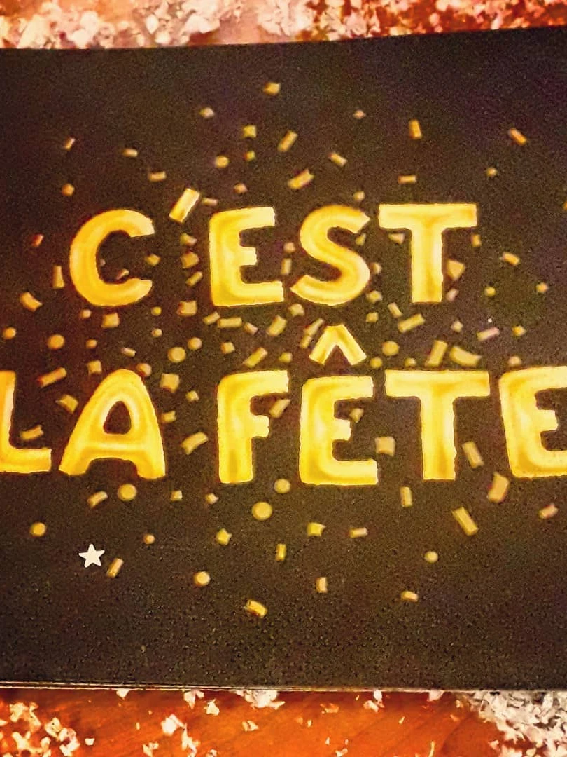 Photo 1 from Benjamin Simier’s Instagram post: Bonne année à ma famille : @nolwennsimier @_ringmebell @sarahpallec et à mes amis 🎶🎶😊😊