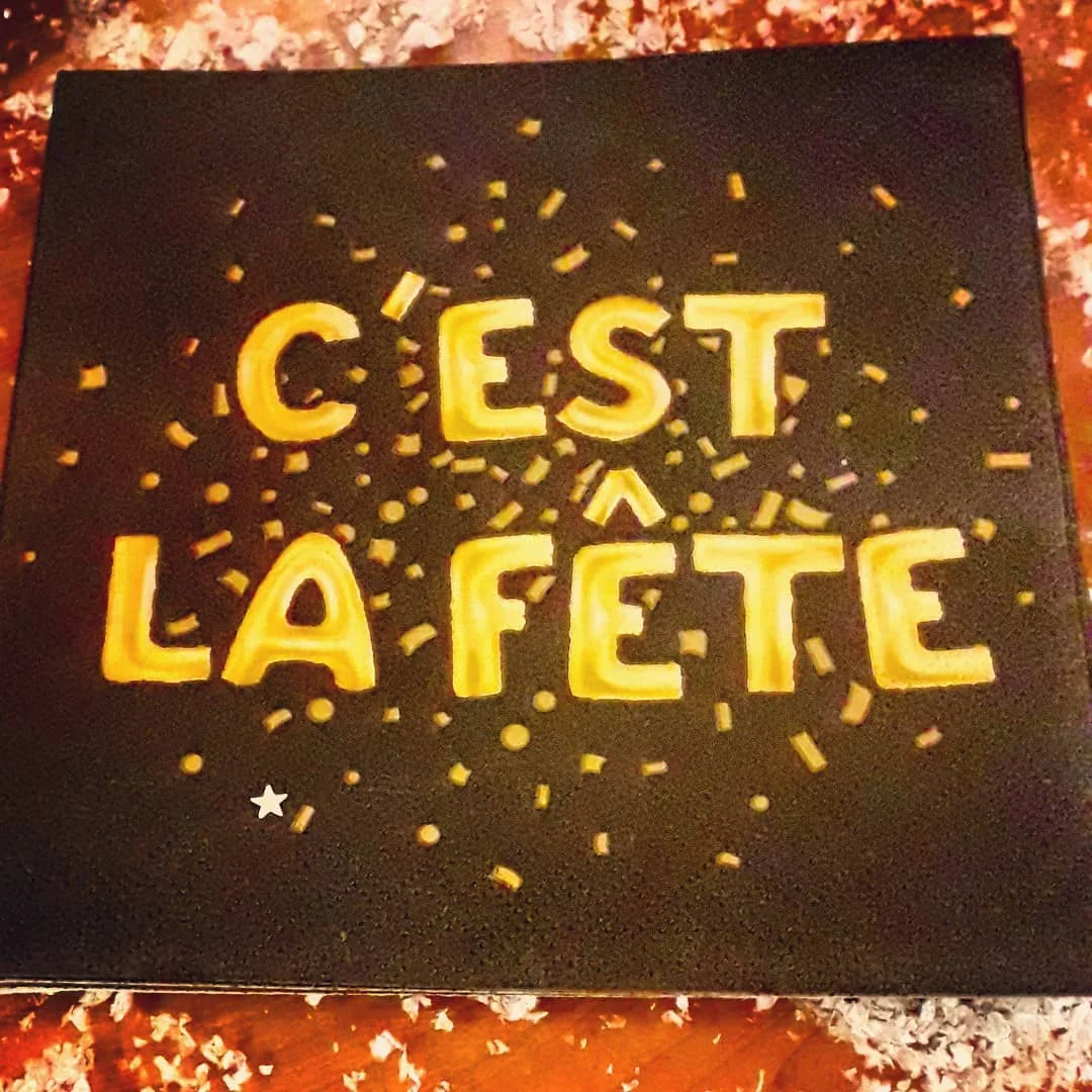 Photo 1 from Benjamin Simier’s Instagram post: Bonne année à ma famille : @nolwennsimier @_ringmebell @sarahpallec et à mes amis 🎶🎶😊😊