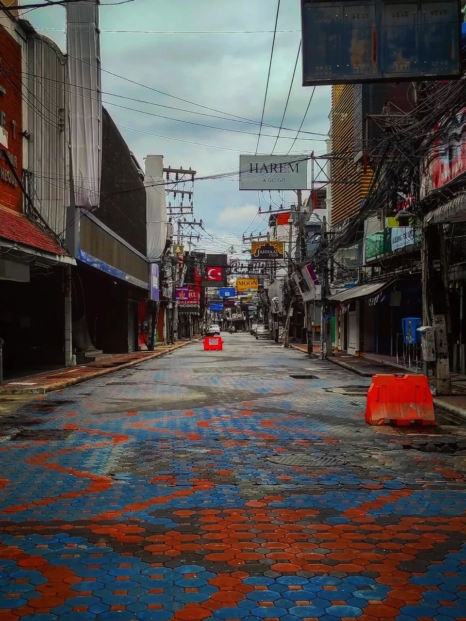 Photo 1 from Benjamin Simier’s Instagram post: Pattaya Walking Street like a ghost city while the COVID-19 👻