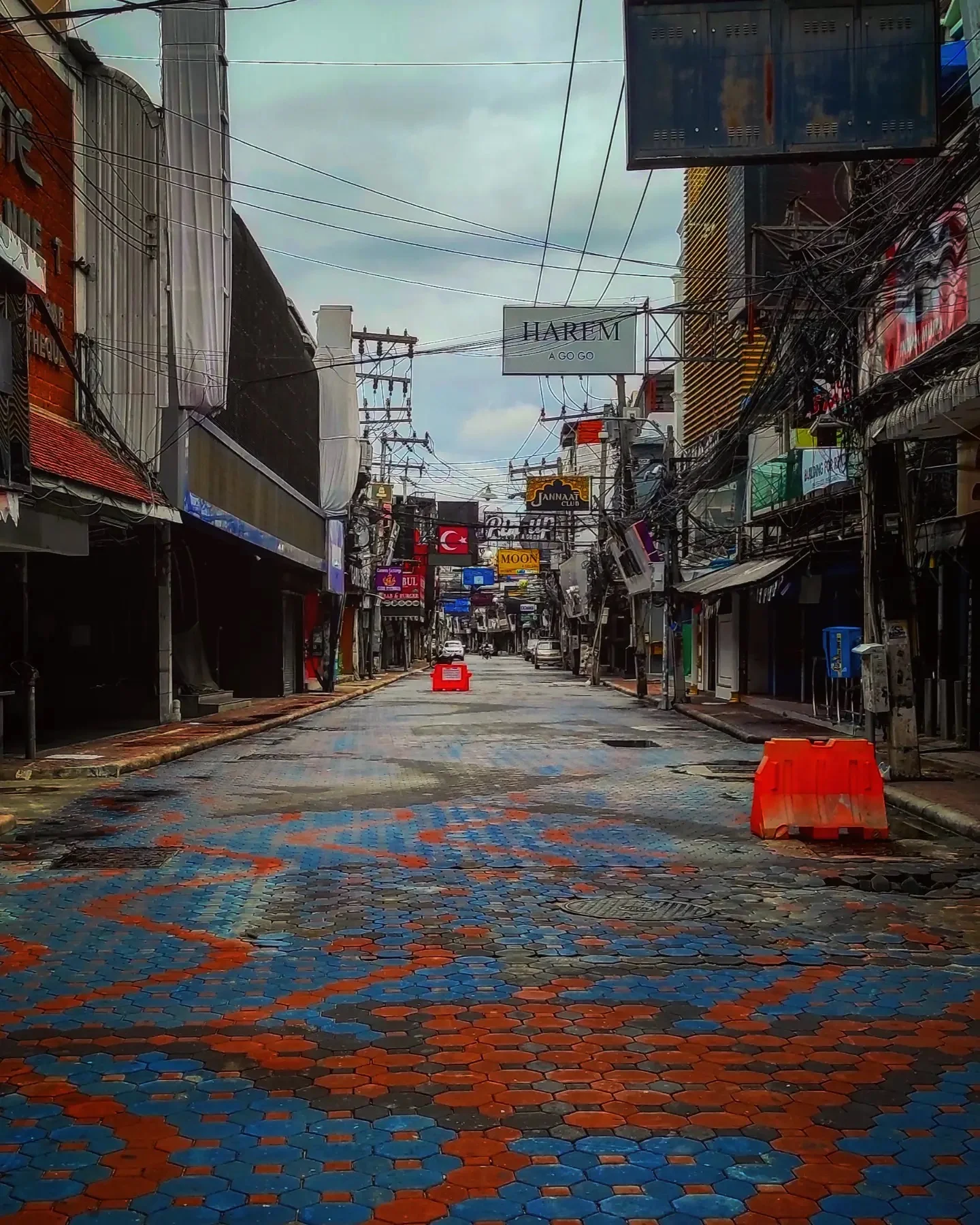 Photo 1 from Benjamin Simier’s Instagram post: Pattaya Walking Street like a ghost city while the COVID-19 👻