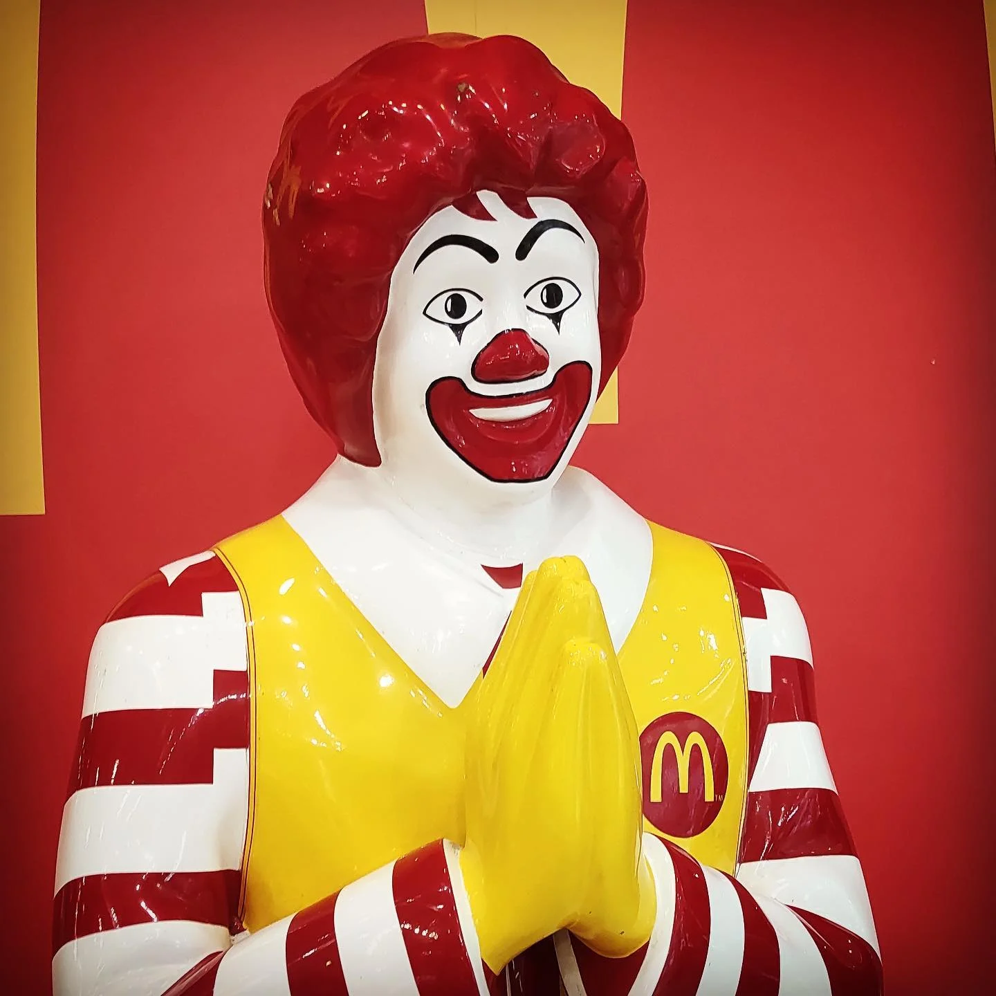 Photo 1 from Benjamin Simier’s Instagram post: Ronald McDonald still here in Thailand (disappeared in France for a few years)