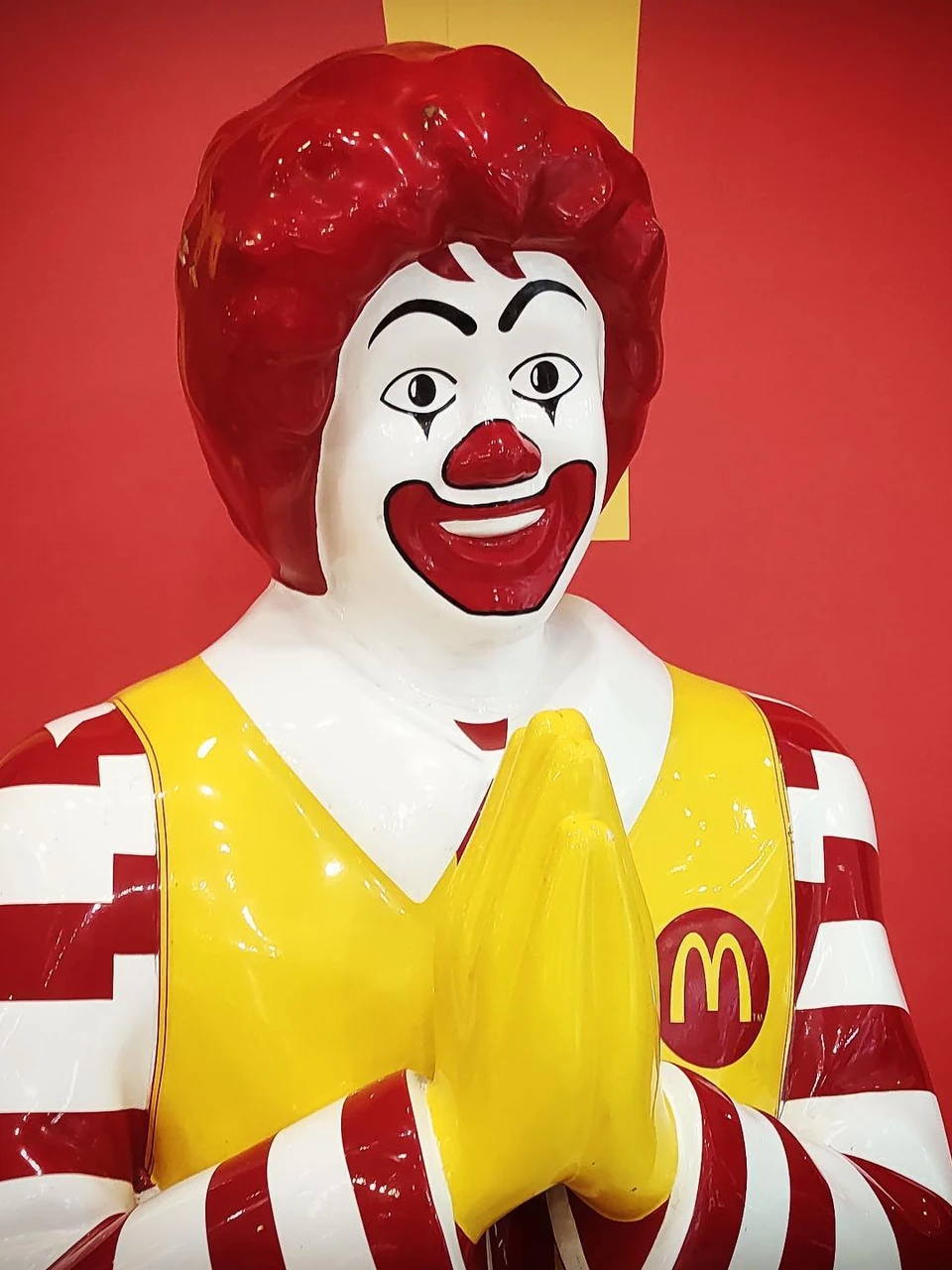 Photo 1 from Benjamin Simier’s Instagram post: Ronald McDonald still here in Thailand (disappeared in France for a few years)