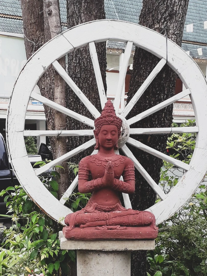 Photo 1 from Benjamin Simier’s Instagram post: I saw this red statue of Buddha during a trip in Thailand 🇹🇭🇹🇭