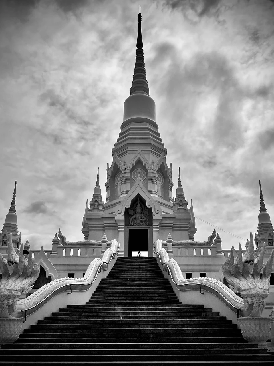 Photo 1 from Benjamin Simier’s Instagram post: วัดไผ่โรงวัว 🇹🇭