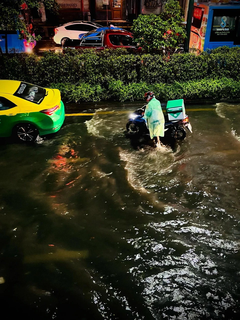 Photo 1 from Benjamin Simier’s Instagram post: Flood at Bangkok 🇹🇭