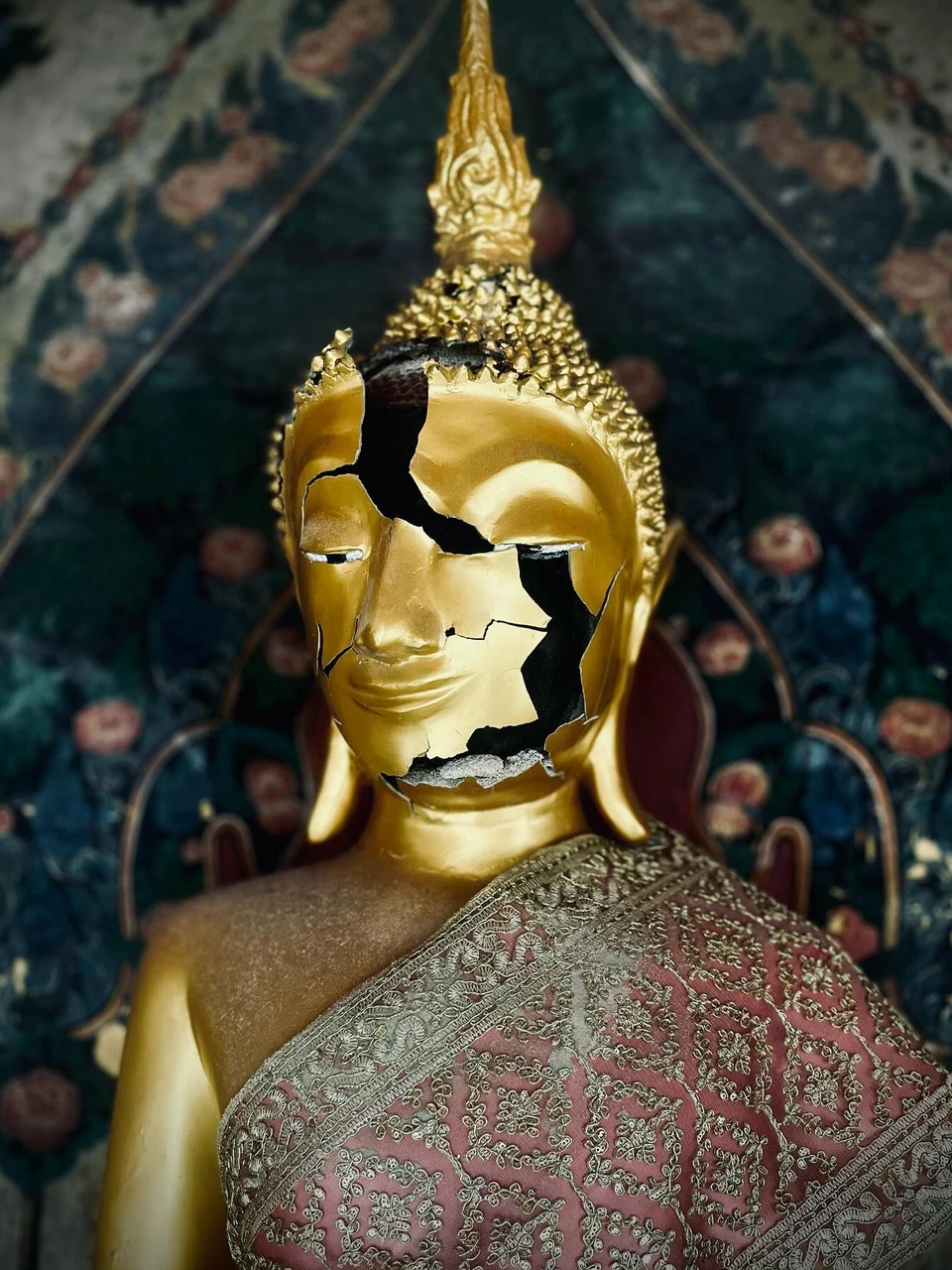 Photo 1 from Benjamin Simier’s Instagram post: This captivating photo was taken at Wat Arun, an iconic temple in Thailand. The Buddha’s face, frozen in this particular state, evokes in me a complex range of 
