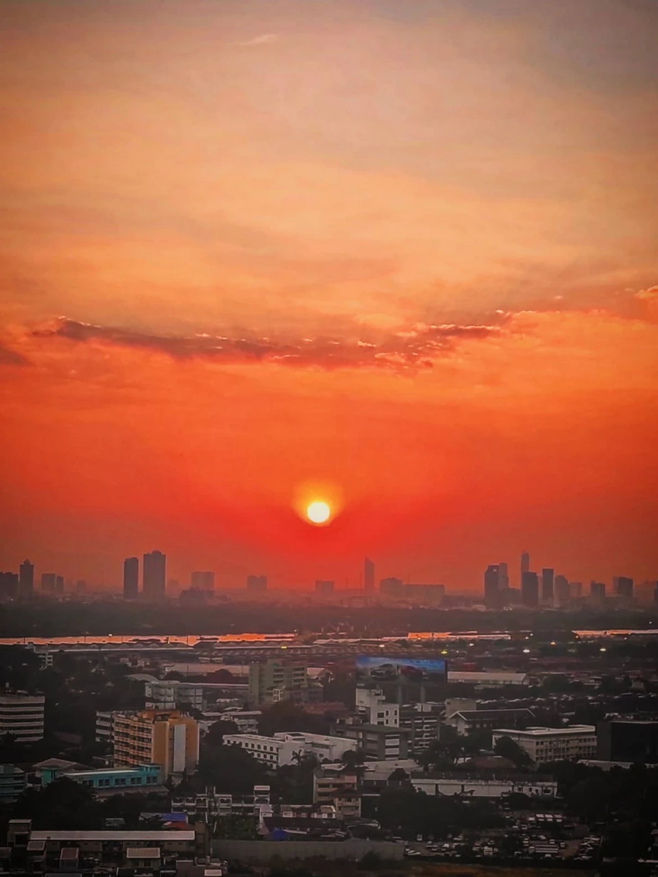 Photo 1 from Benjamin Simier’s Instagram post: Sunset at Bangkok 🌇