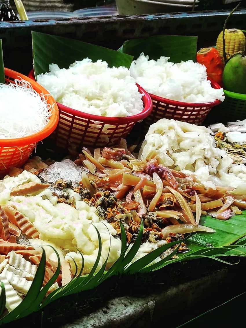 Photo 1 from Benjamin Simier’s Instagram post: A market in Bangkok 🇹🇭