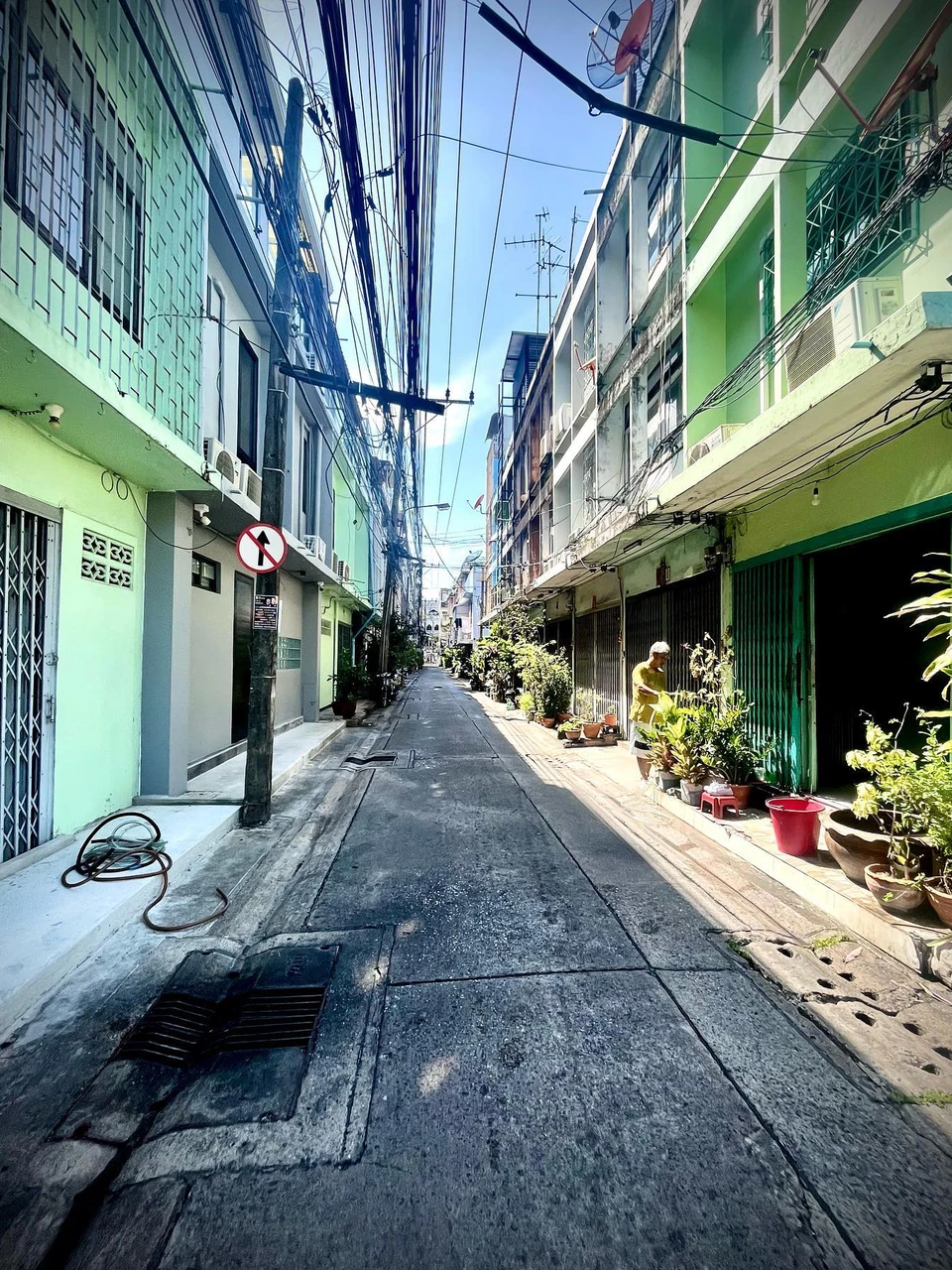Photo 1 from Benjamin Simier’s Instagram post: Street in Bangkok 🇹🇭