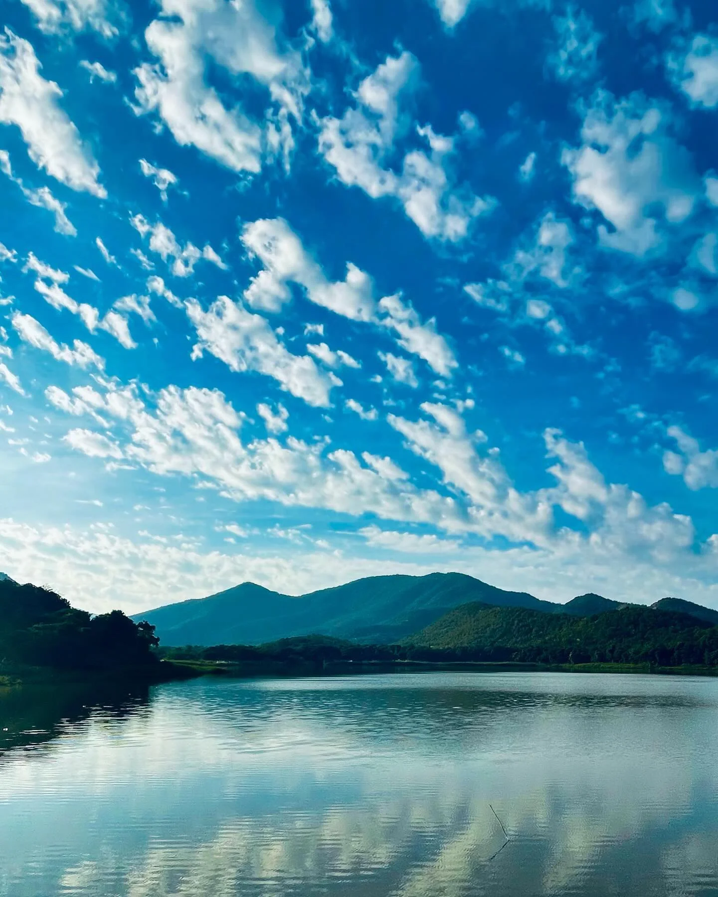 Photo 1 from Benjamin Simier’s Instagram post: Amazing view on the lake and mountains at Sukothai in Thailand 🇹🇭