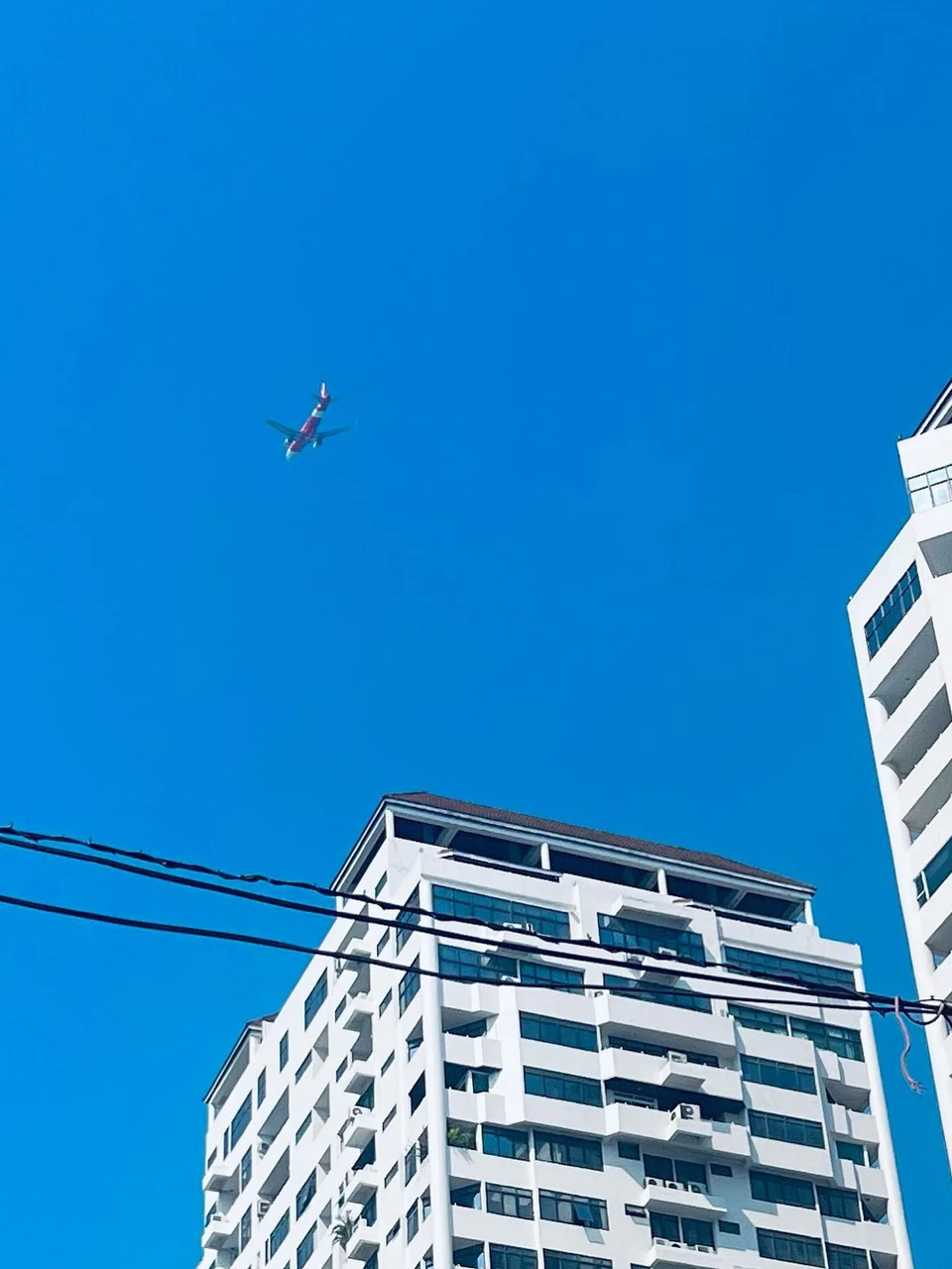 Photo 1 from Benjamin Simier’s Instagram post: Plane and building ✈️
