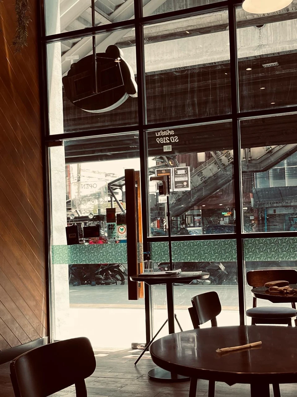Photo 1 from Benjamin Simier’s Instagram post: Just relax at Bangkok 😎