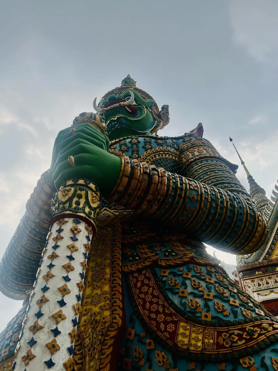 Photo 1 from Benjamin Simier’s Instagram post: Giant at Wat Arun in Thailand 🇹🇭