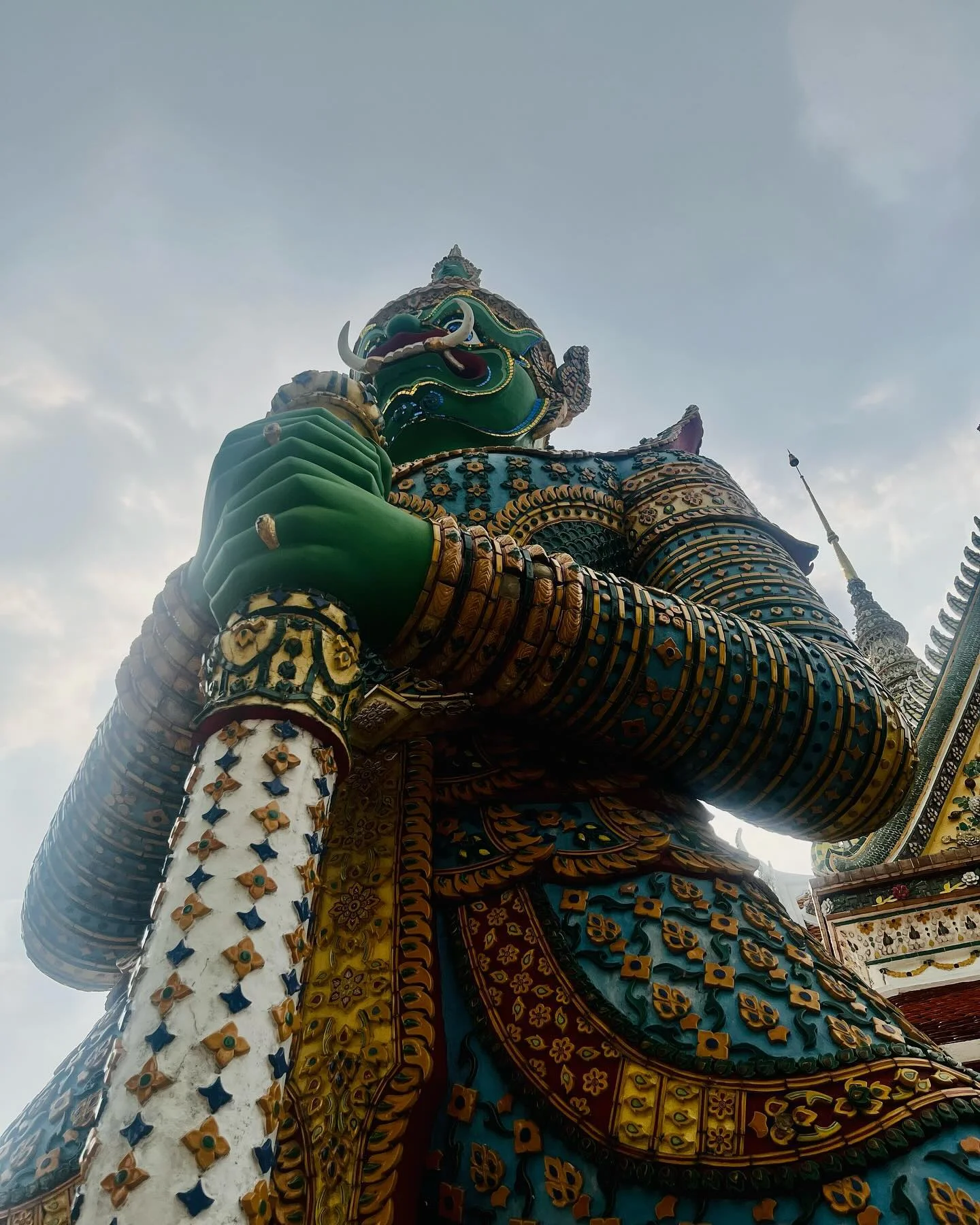Photo 1 from Benjamin Simier’s Instagram post: Giant at Wat Arun in Thailand 🇹🇭