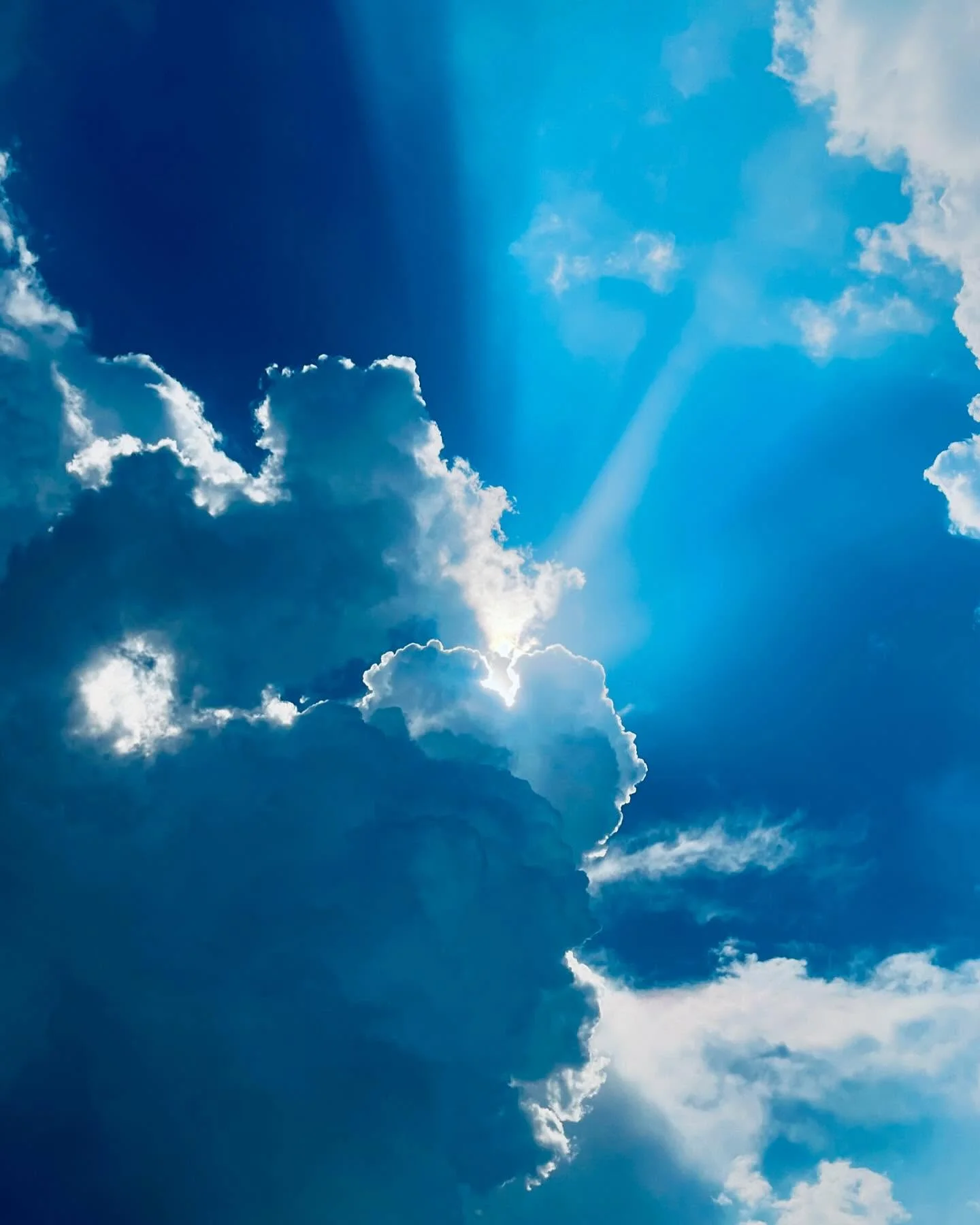 Photo 1 from Benjamin Simier’s Instagram post: A beautiful sky with sun hidden behind the clouds ⛅️