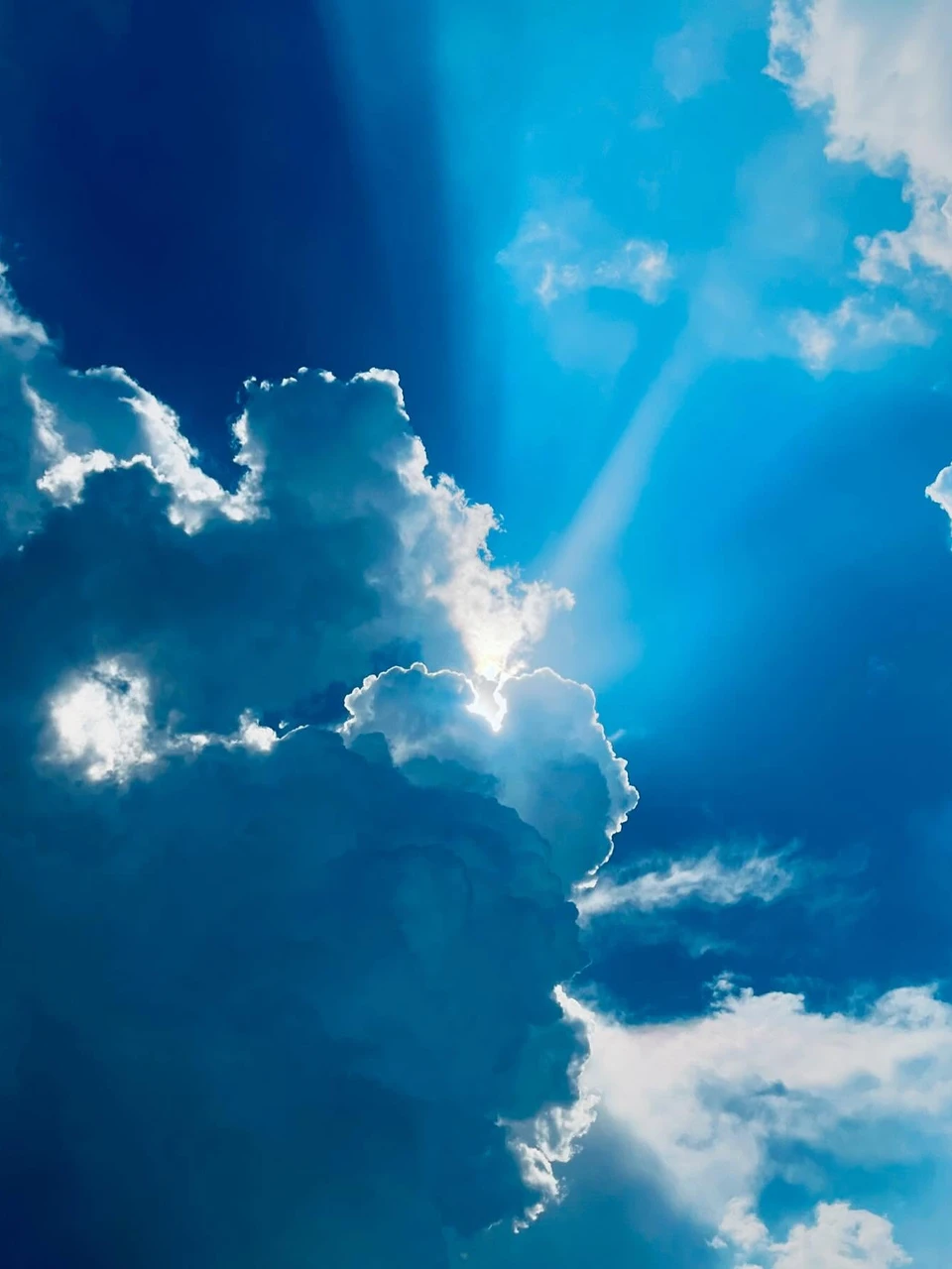 Photo 1 from Benjamin Simier’s Instagram post: A beautiful sky with sun hidden behind the clouds ⛅️