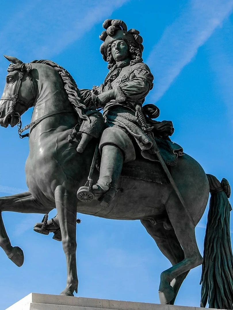 Photo 1 from Benjamin Simier’s Instagram post: Equestrian statue of Louis XIV in front of the Palace of Versailles in France 🇫🇷🇫🇷