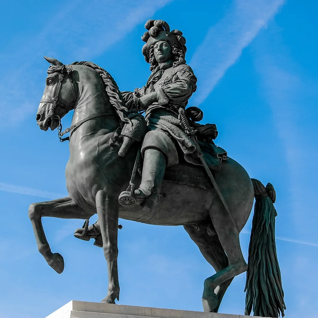 Photo 1 from Benjamin Simier’s Instagram post: Equestrian statue of Louis XIV in front of the Palace of Versailles in France 🇫🇷🇫🇷