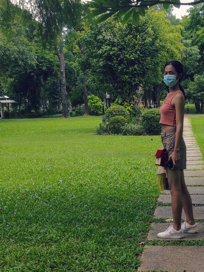 Photo 1 from Benjamin Simier’s Instagram post: Thai girl in a park in Bangkok, Thailand 🇹🇭