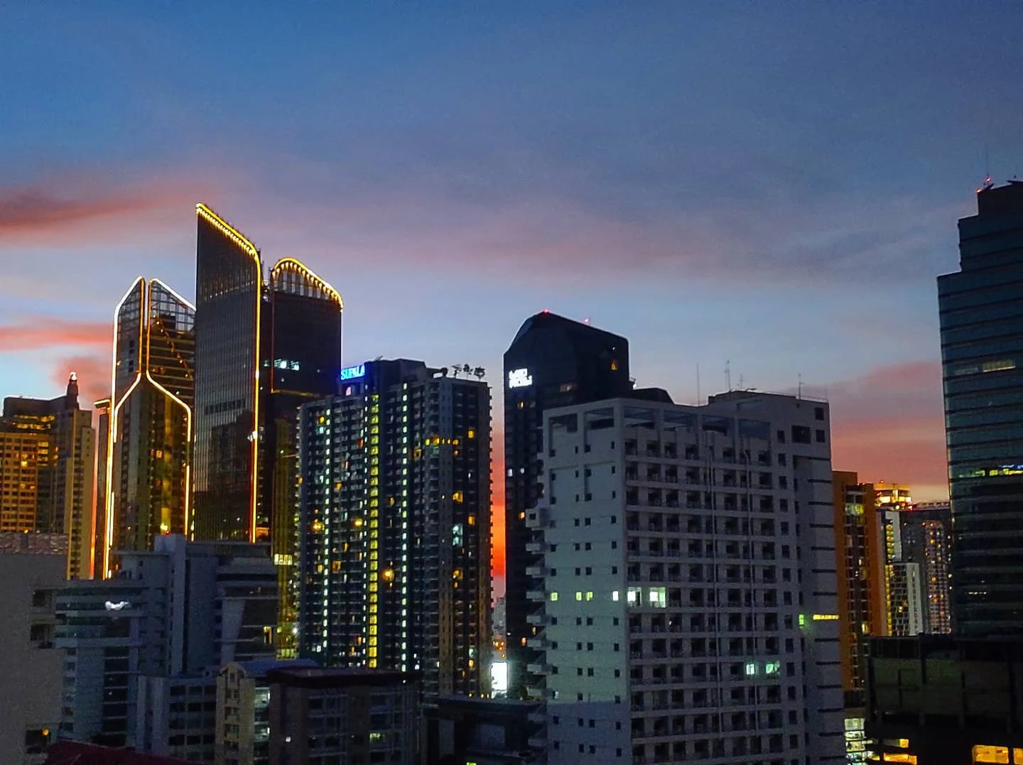 Photo 1 from Benjamin Simier’s Instagram post: Bangkok by night 🇹🇭