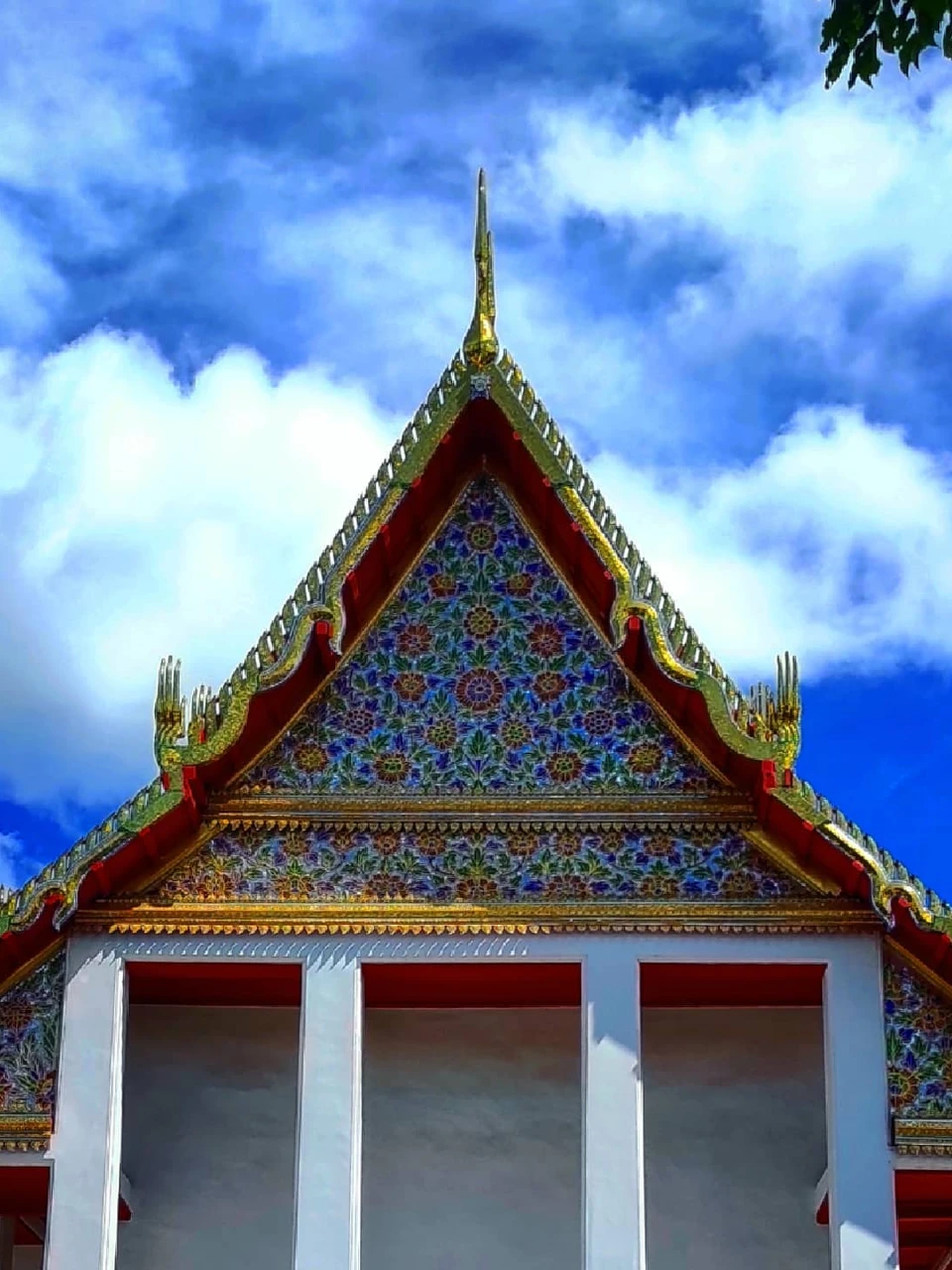 Photo 1 from Benjamin Simier’s Instagram post: A temple in Thailand 🇹🇭