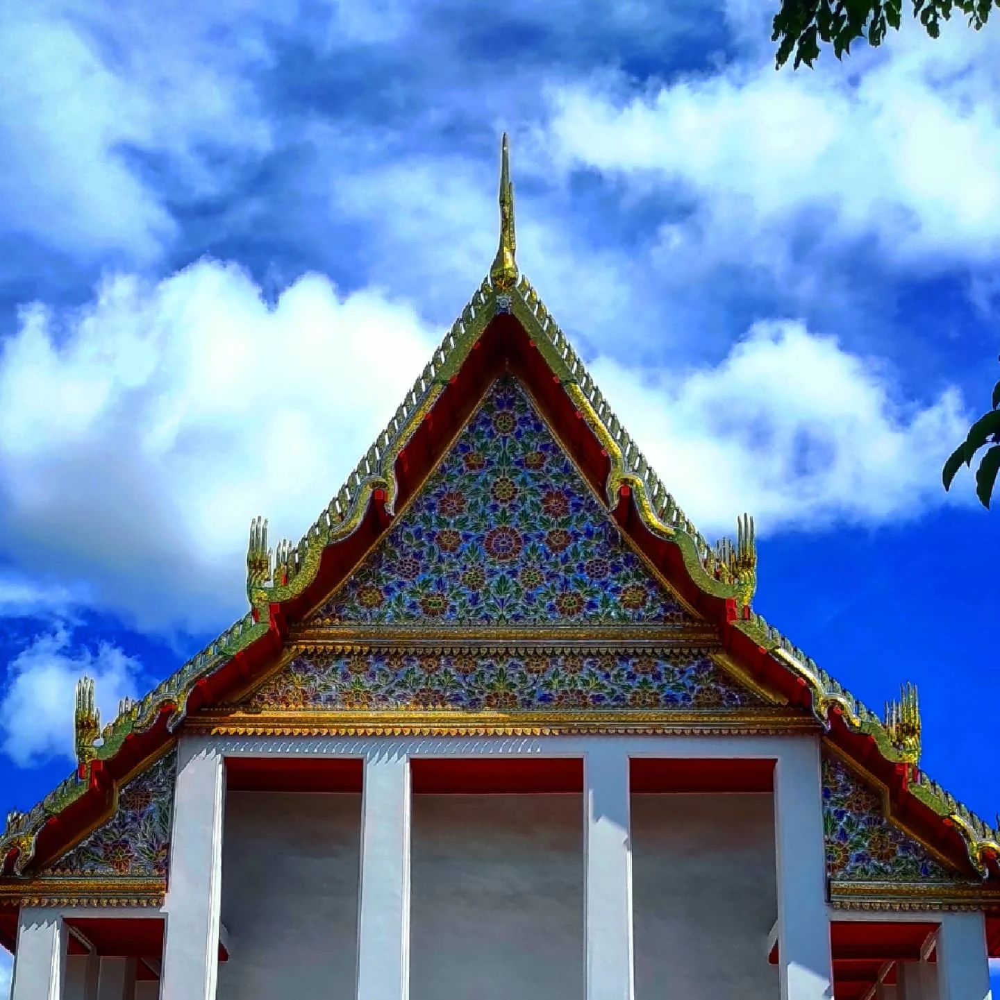 Photo 1 from Benjamin Simier’s Instagram post: A temple in Thailand 🇹🇭