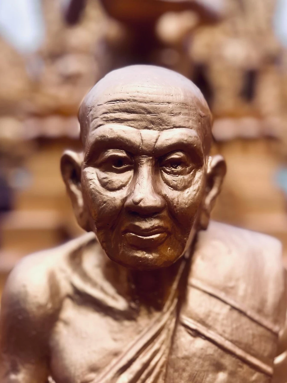 Photo 1 from Benjamin Simier’s Instagram post: Statue of a Buddhist monk at the entrance of a temple in Thailand. 🌅✨ A moment of serenity and spiritual peace. 🙏