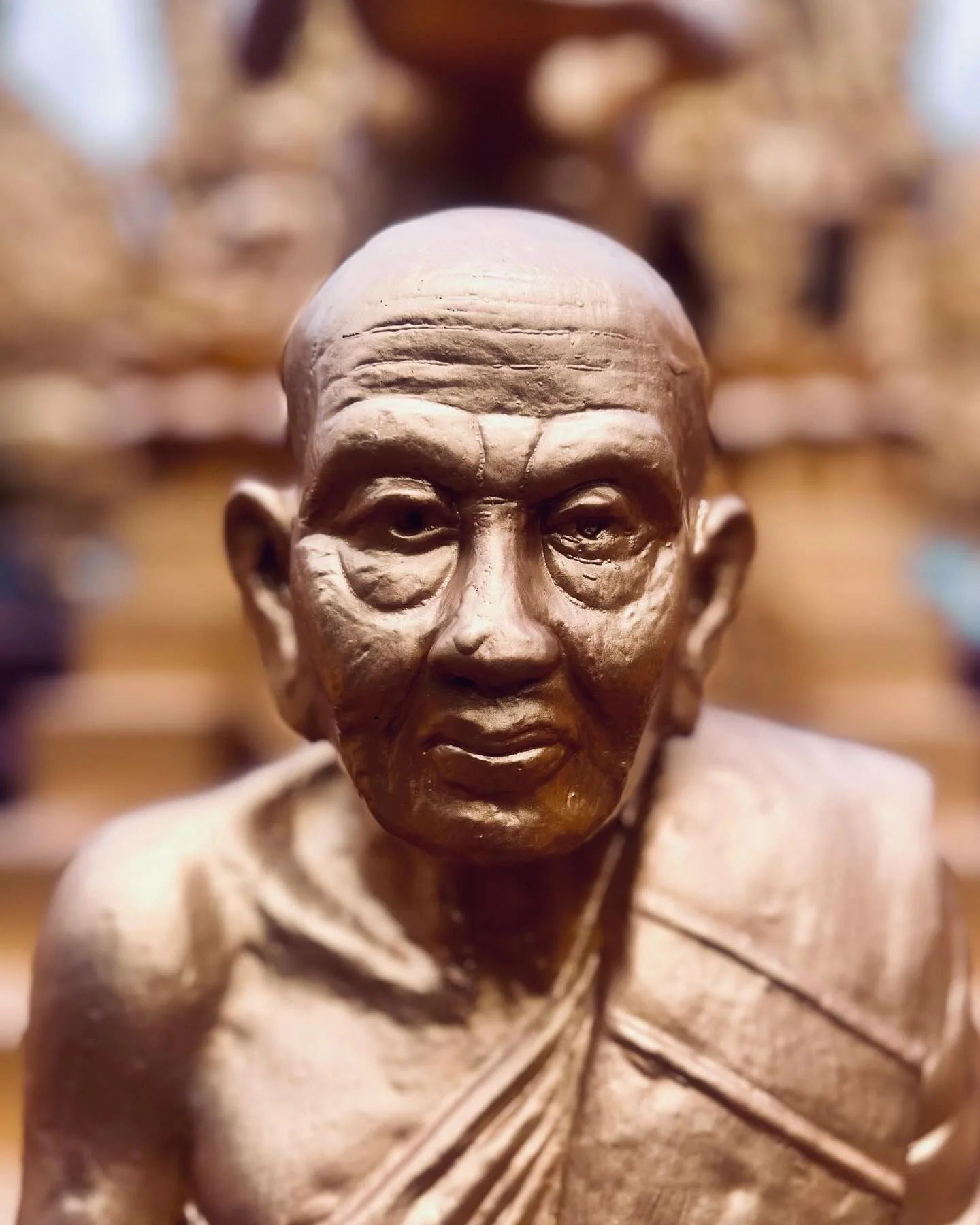 Photo 1 from Benjamin Simier’s Instagram post: Statue of a Buddhist monk at the entrance of a temple in Thailand. 🌅✨ A moment of serenity and spiritual peace. 🙏