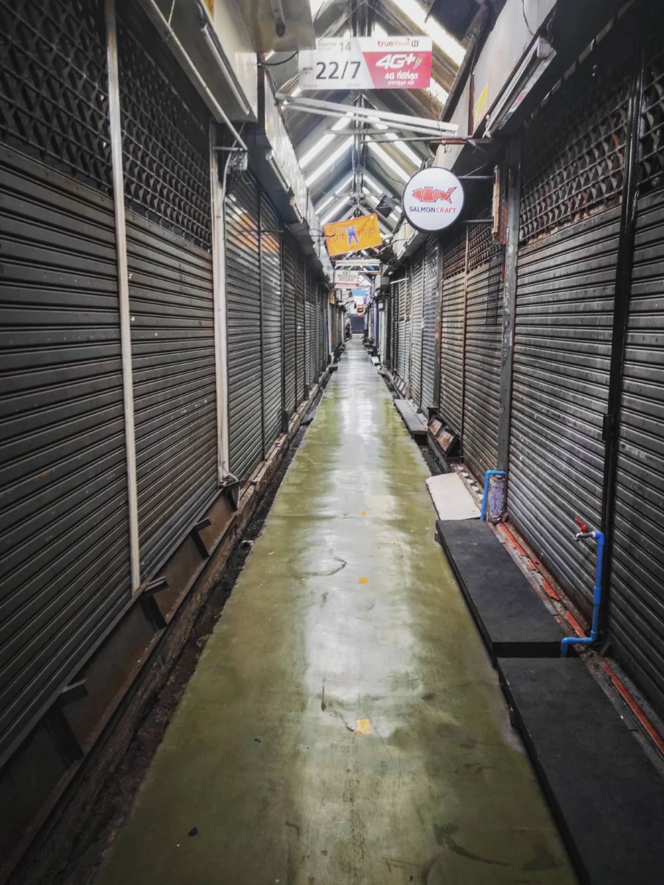 Photo 1 from Benjamin Simier’s Instagram post: Chatuchak Market empty will the COVID-19 🦠