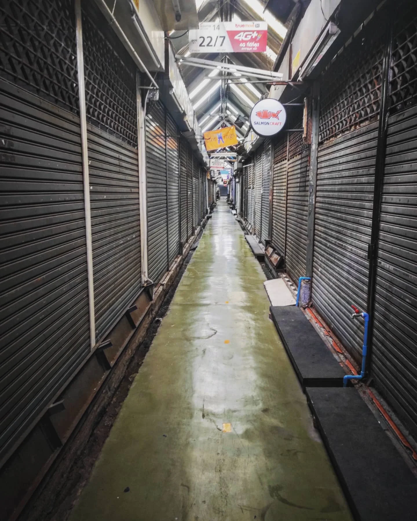 Photo 1 from Benjamin Simier’s Instagram post: Chatuchak Market empty will the COVID-19 🦠
