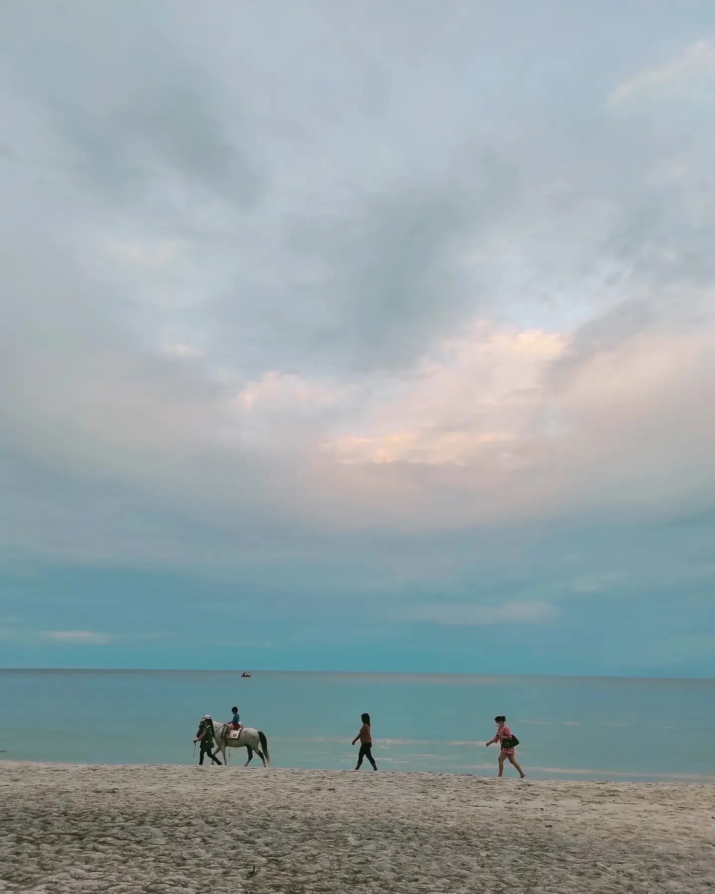 Photo 1 from Benjamin Simier’s Instagram post: Just a beautiful moment on the beach 🏖️